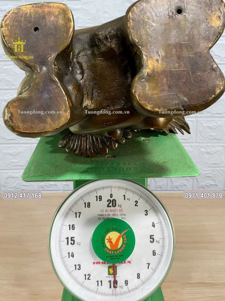 Tượng đại bàng có trọng lượng gần 10Kg